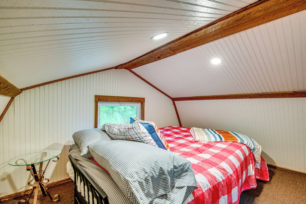 Creek Access, Fire Pit & Grill: Summerville Studio