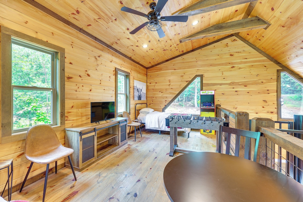 Hot Tub & Deck: Riverfront Mccaysville Cabin!