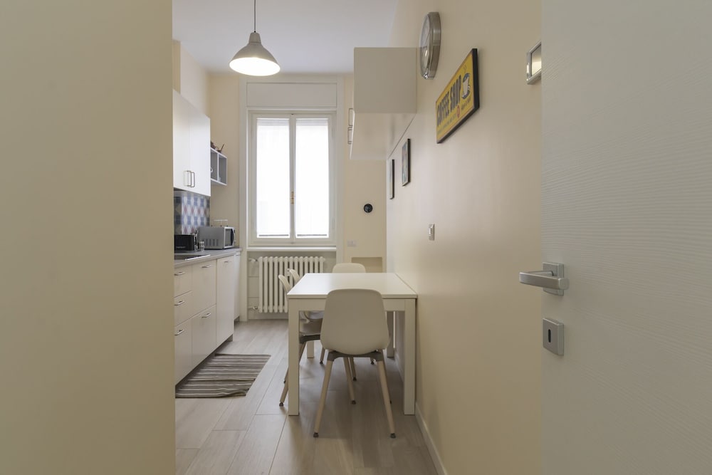JOIVY Modern 2bed flat with balcony, 250m from M5 Foppa and M2 Sant'Agostino