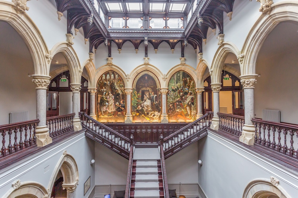 The Lucy Suite Stone Cross Mansion