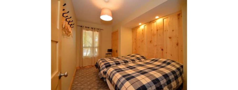 9 Bed Blue Mountain Luxury Chalet-0