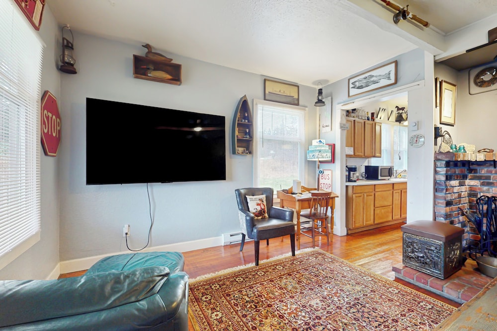 3 BR Cozy Cottage: w/ Hot Tub & Wifi