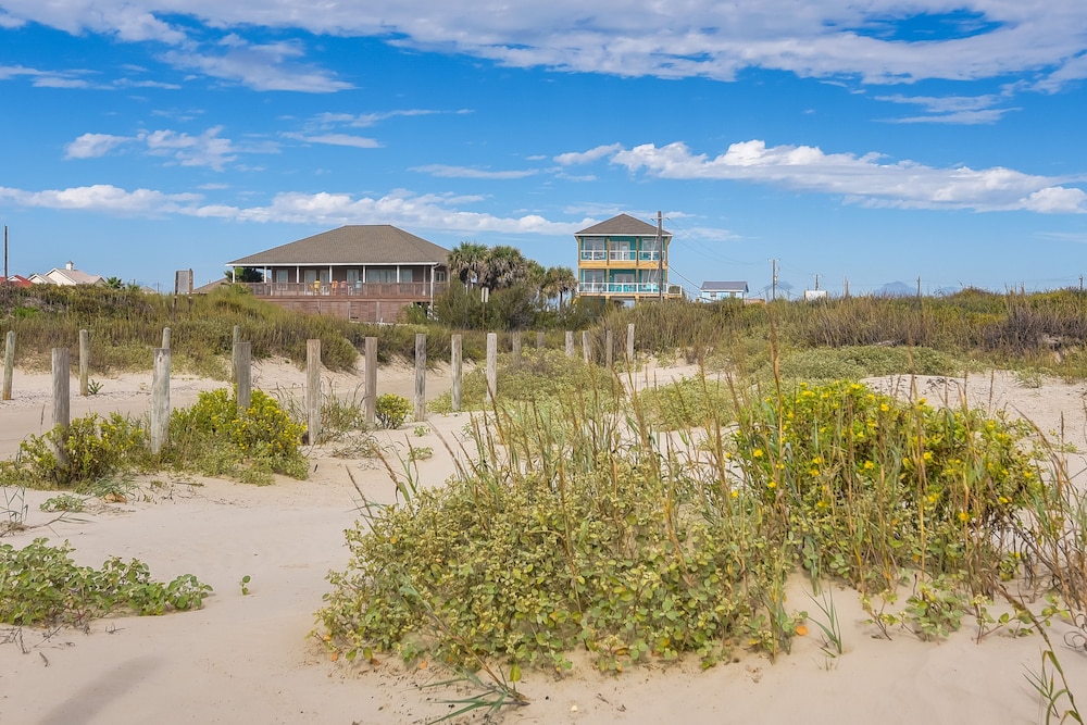 Steps to Beach: Vibrant House in Galveston!