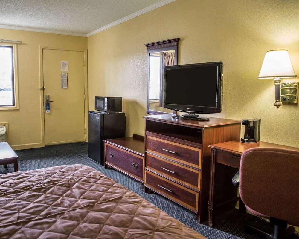 Rodeway Inn & Suites Plymouth Hwy 64