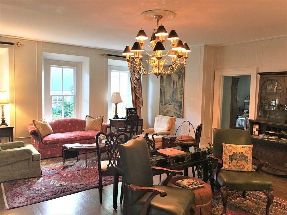 Carriage House Inn