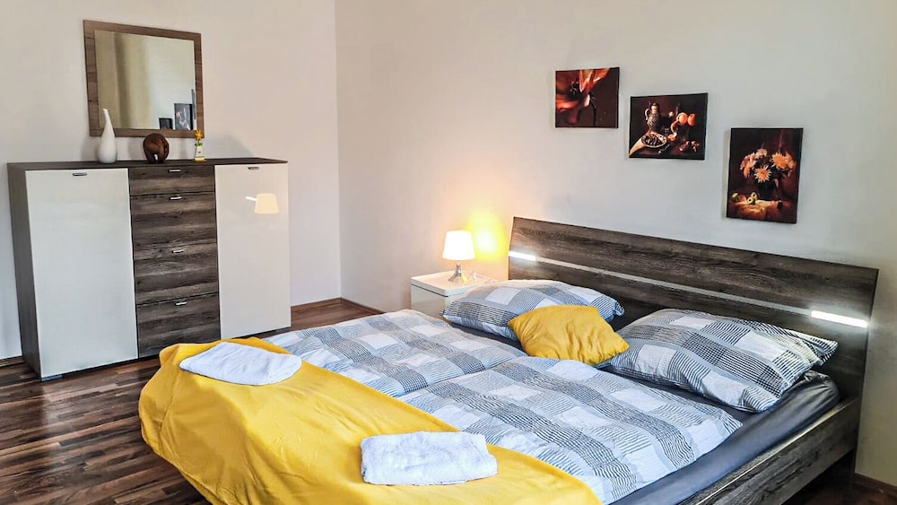 Budget 2BR Apartment Near Stadthalle