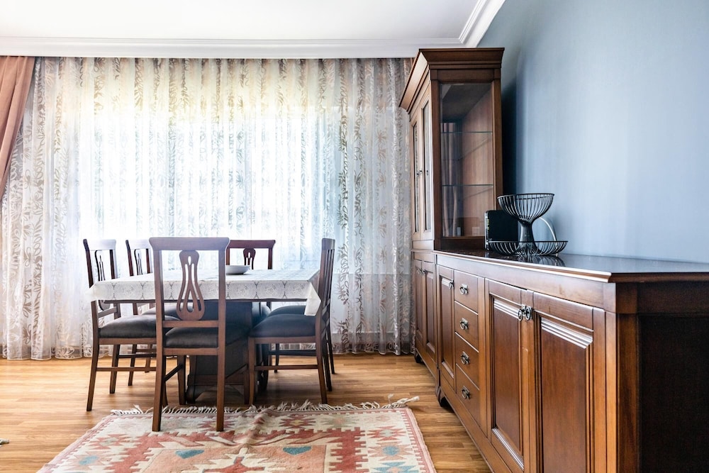 Chic Residence w Balcony 10 min to Hilltown Mall