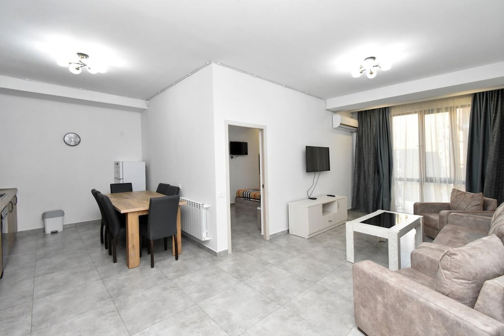 Apartment by Luxe Group DI412