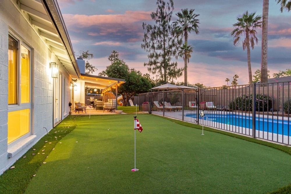 Corrine Family Oasis Pool Putt Grn Bigtoy