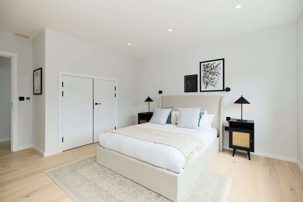 The Brondesbury Hideaway - Stylish 3bdr Flat With Balcony + Parking