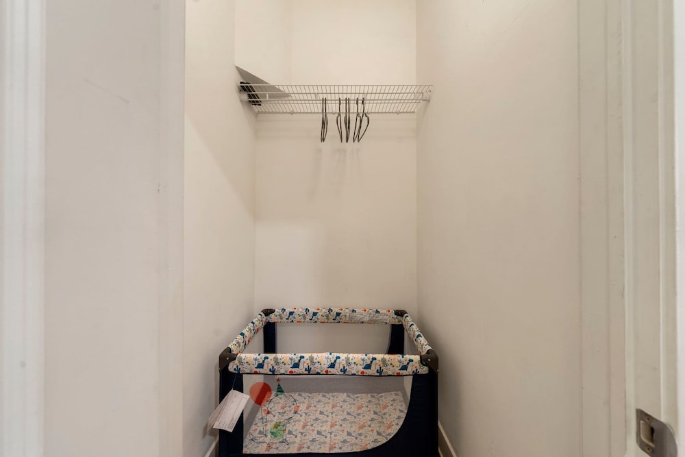 Spacious Pilsen 4 Bed 4 Bath Family Retreat