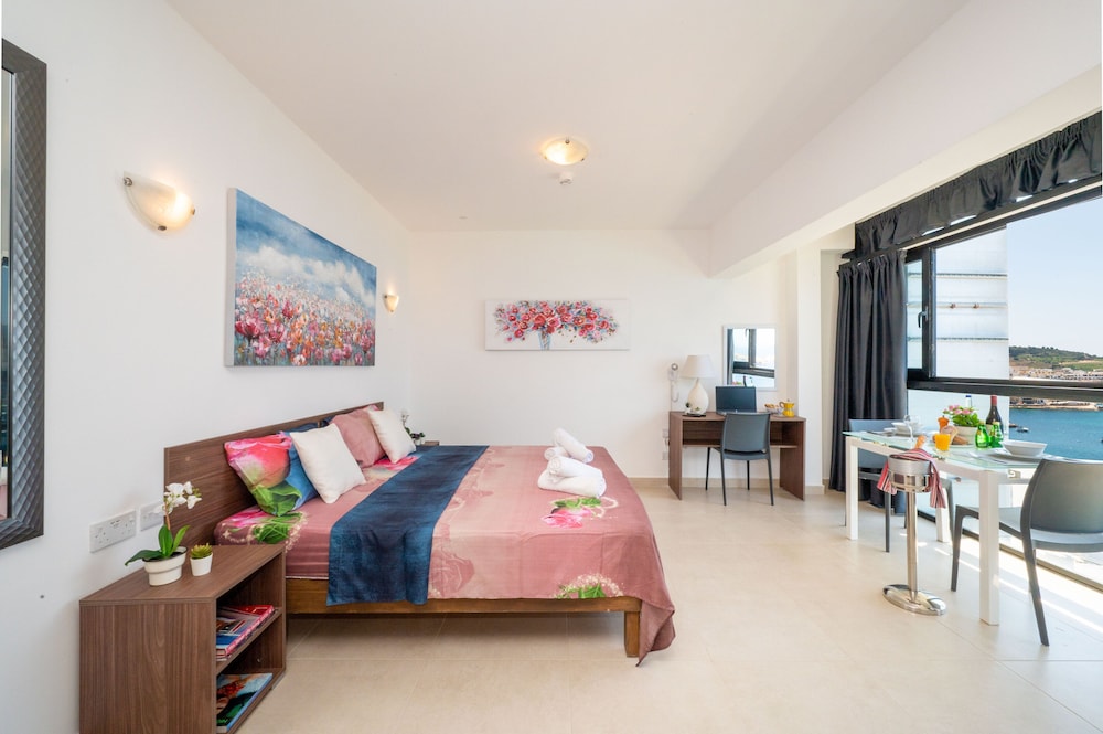 Islet Promenade Studio with Hot Tub and Panoramic Sea Views by GetawaysMalta photo 2