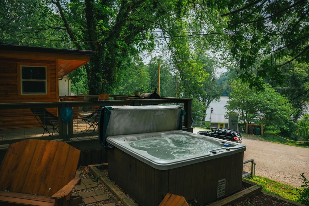 Lakefront Hilltop Cabin Hot tub Firepit