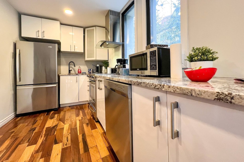 Chic Townhome With Garage Dt Mtl