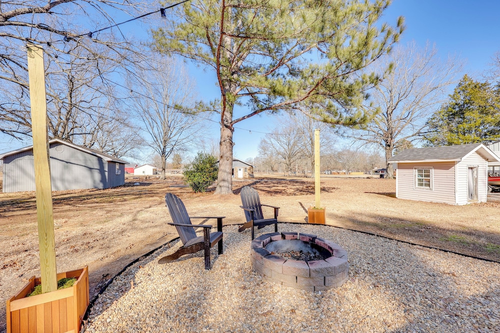 Pet-friendly Studio w/ Yard & Fire Pit in Vilonia!