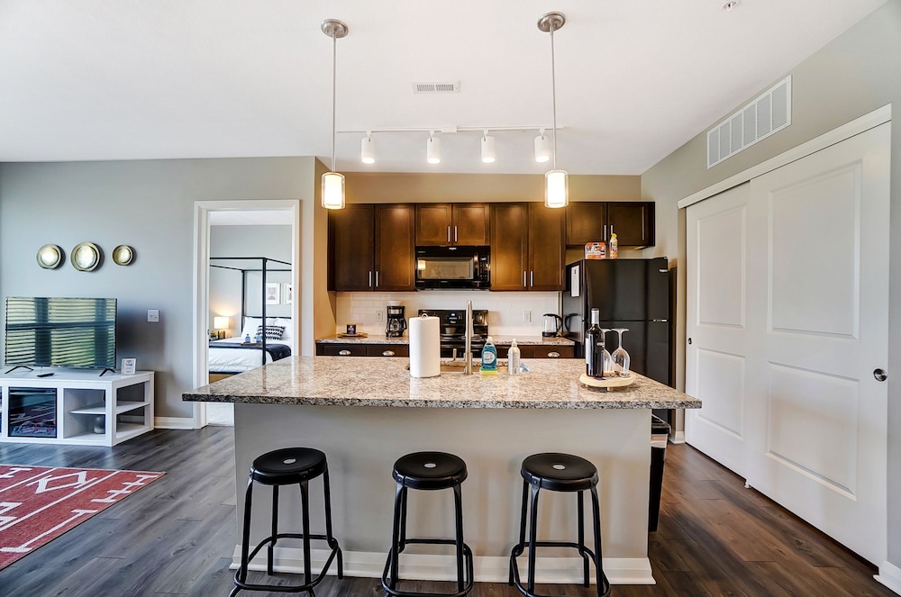 Downtown Designer 2BR Parking W D Gym Pool