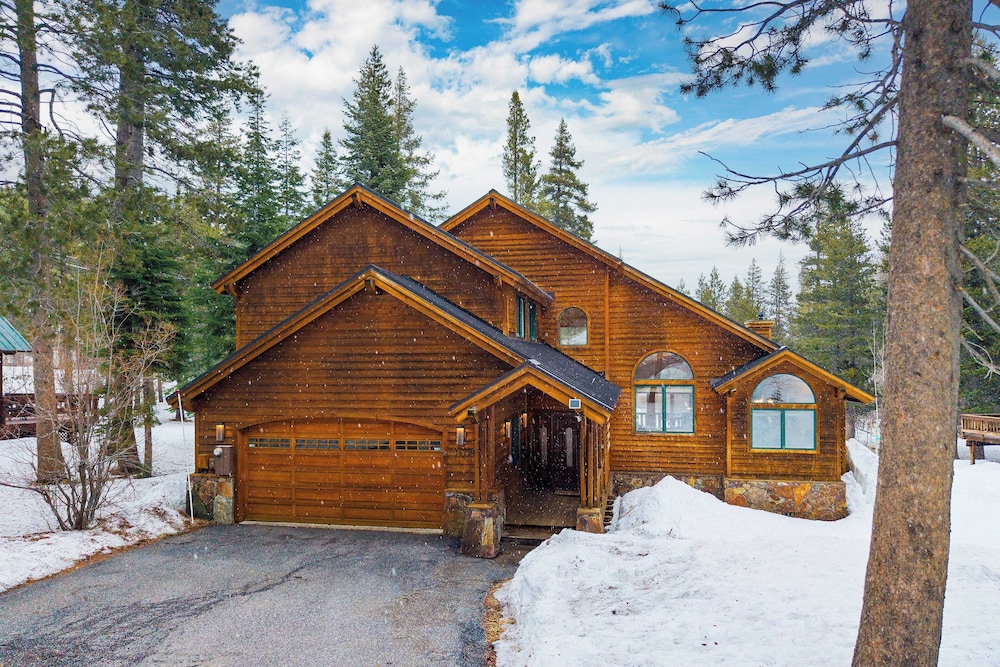 5 Mins to Ski Resort Ping Pong, Pool Table, Deck Donner Ridge by Avantstay