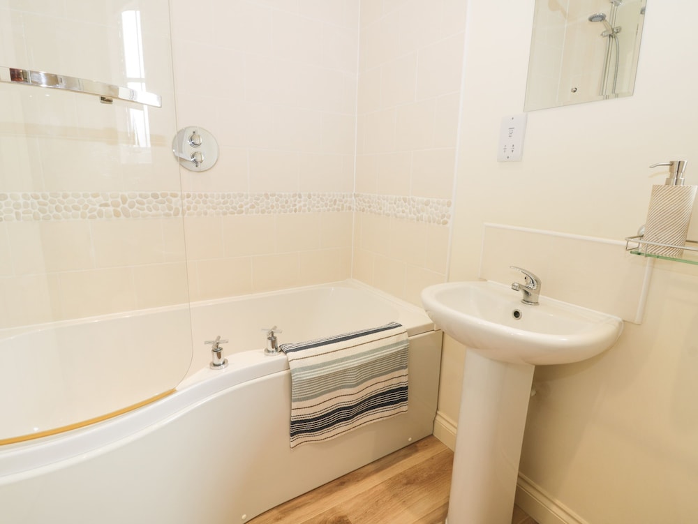 2 Perran Court