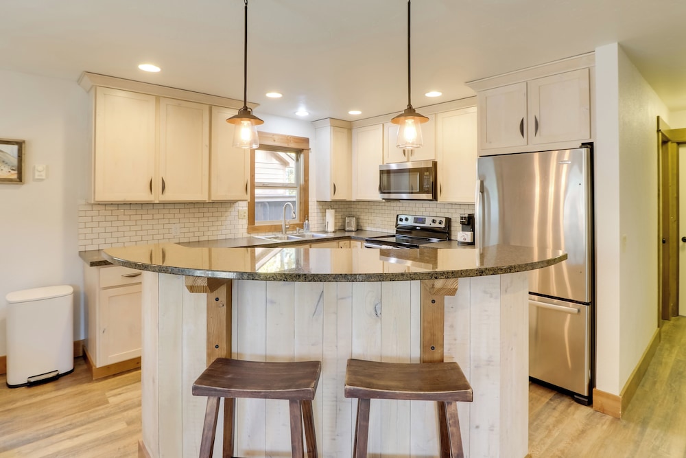 5 Mi to Whitefish Resort: Getaway w/ Shared Patio