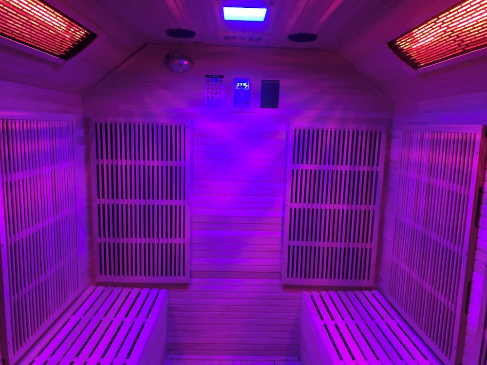 Charming Retreat With Hot Tub & Sauna Sleeps 4
