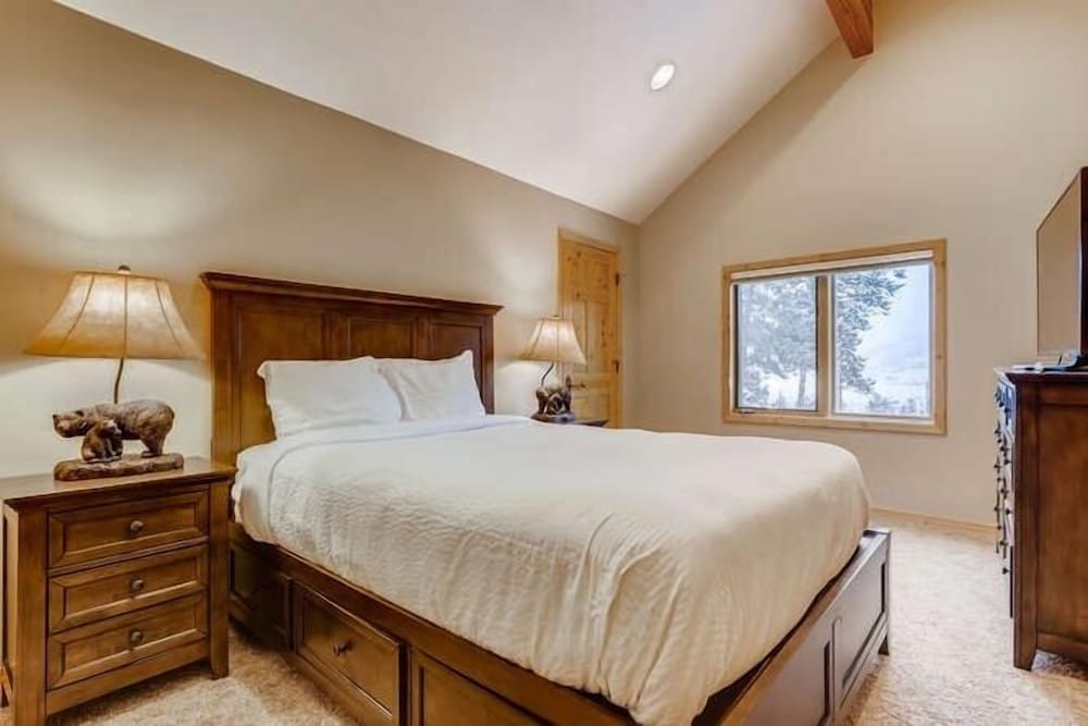 Perfect For Your Family Vacay With Private Hot Tub! 4 Bedroom Home by RedAwning view 5