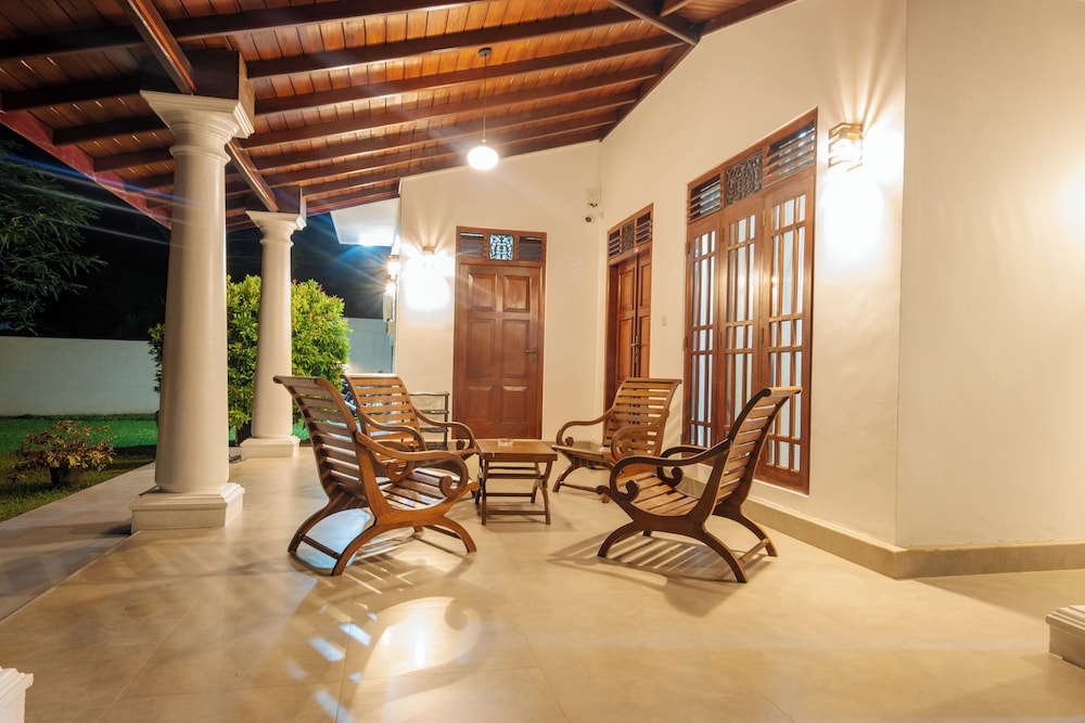 Villa Almond Leaf