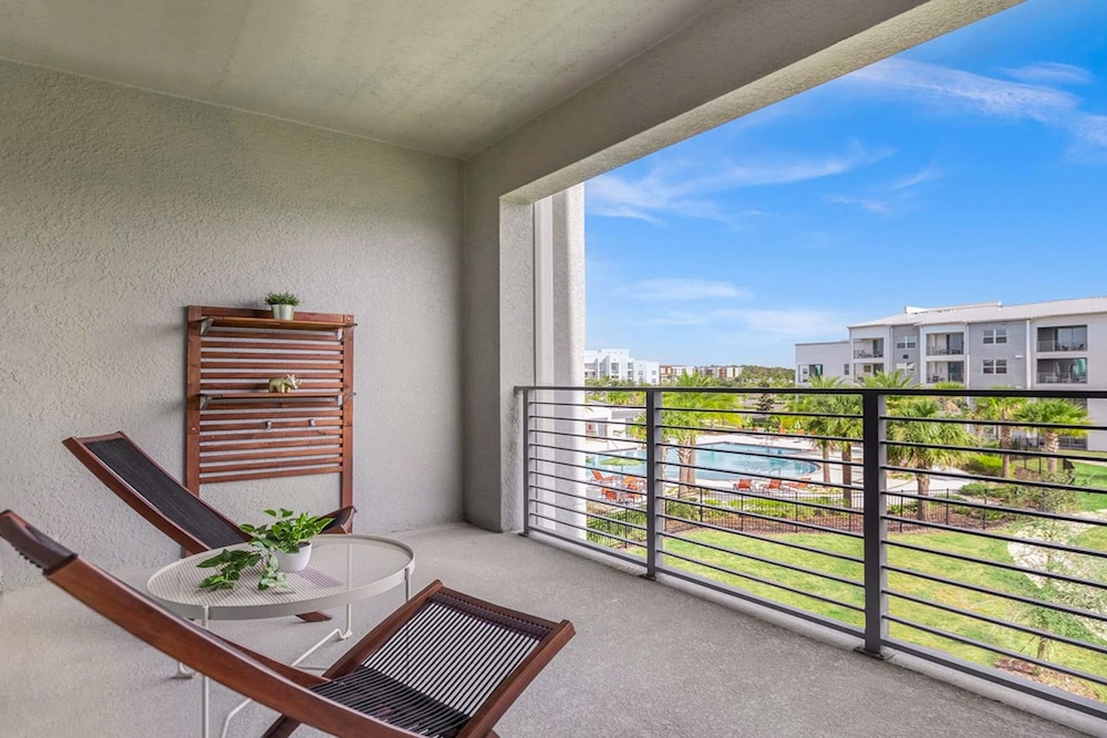 Upstay Stylish Condo w Patio Storey Lake Resort