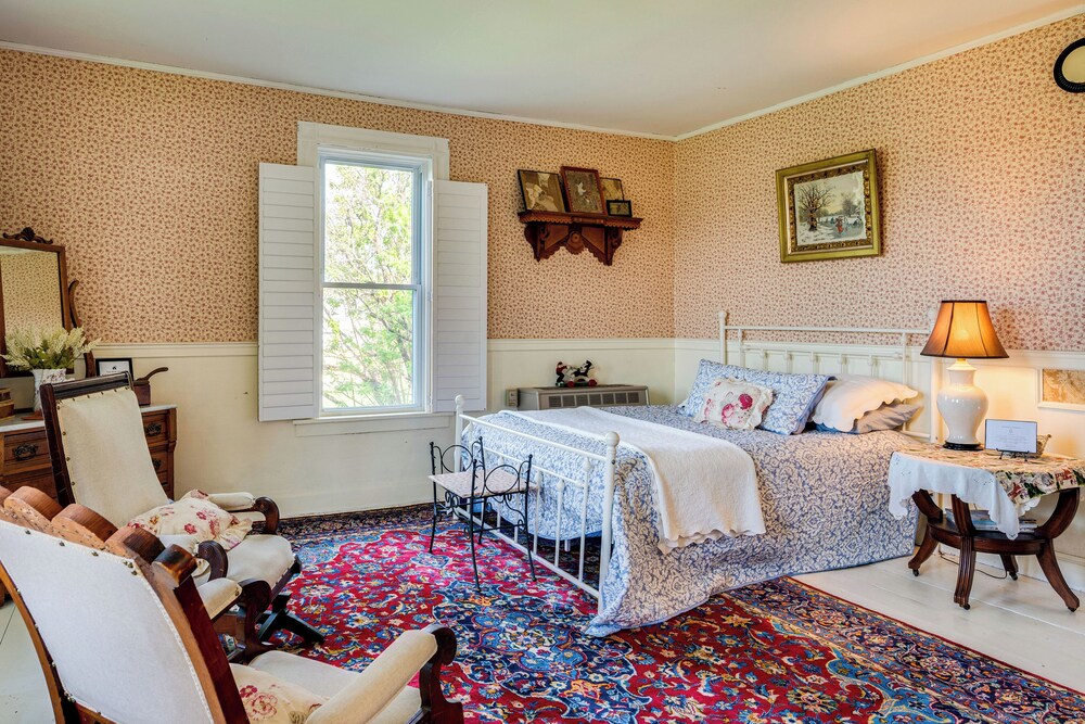 True North Farm House - Historic Family Home