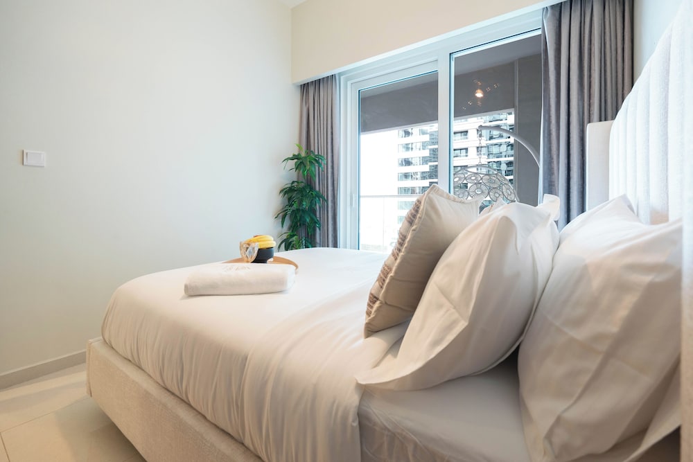 KeyRock - Chic 2BR Escape with Pool