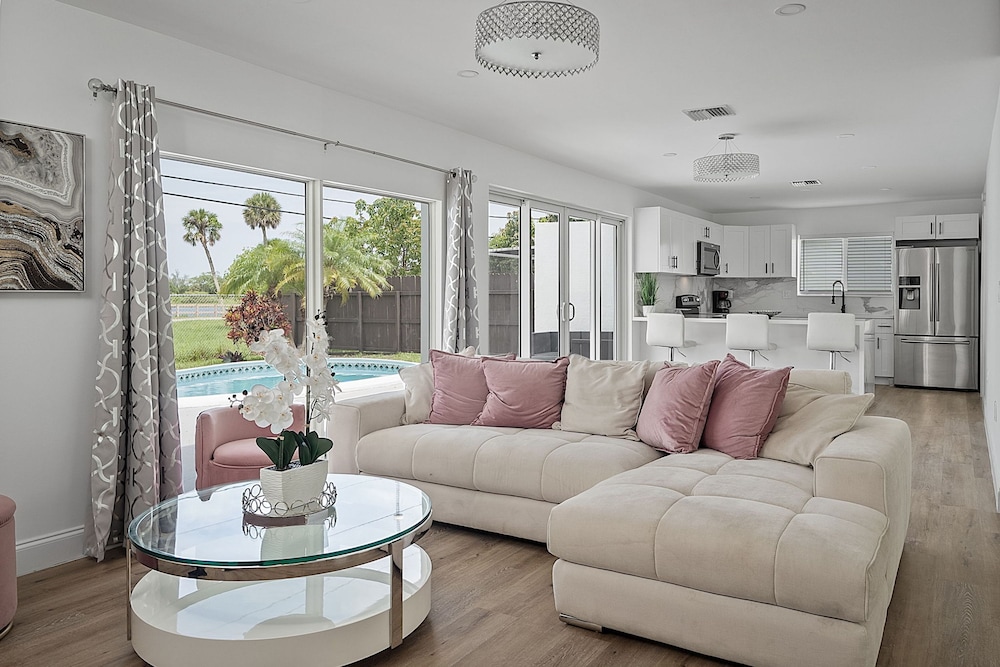 Dreamy 4BR Getaway w Private Pool Luxe Patio in Miramar