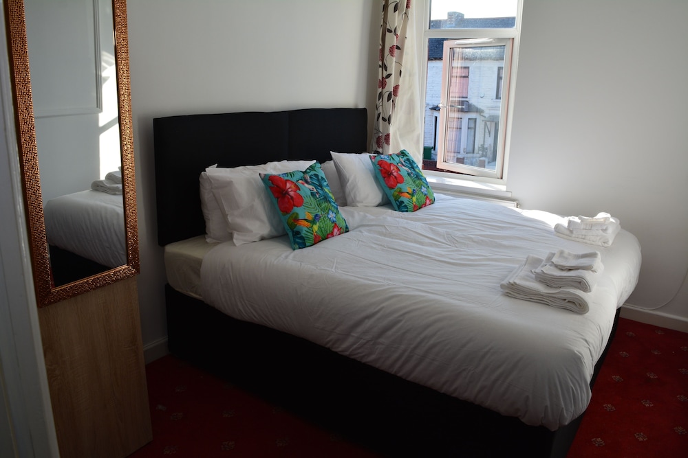 Luxury Apartment - Central Cardiff view 5