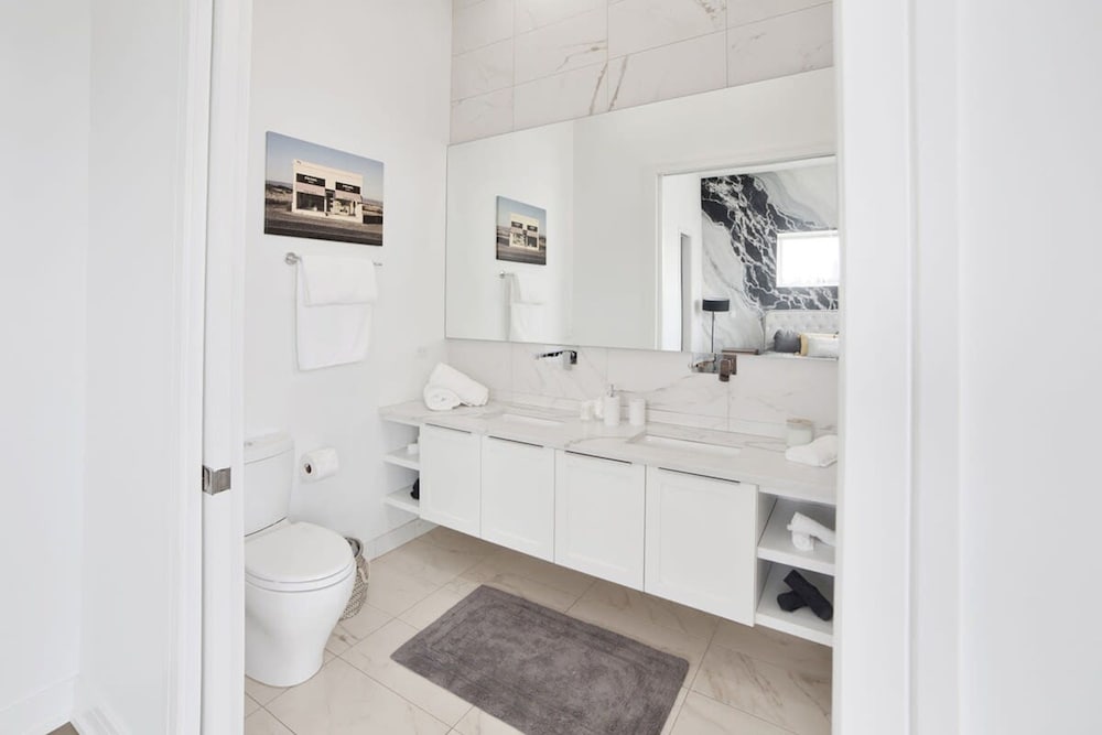 4-bedroom Penthouse w 2 Large Balconies Rooftop