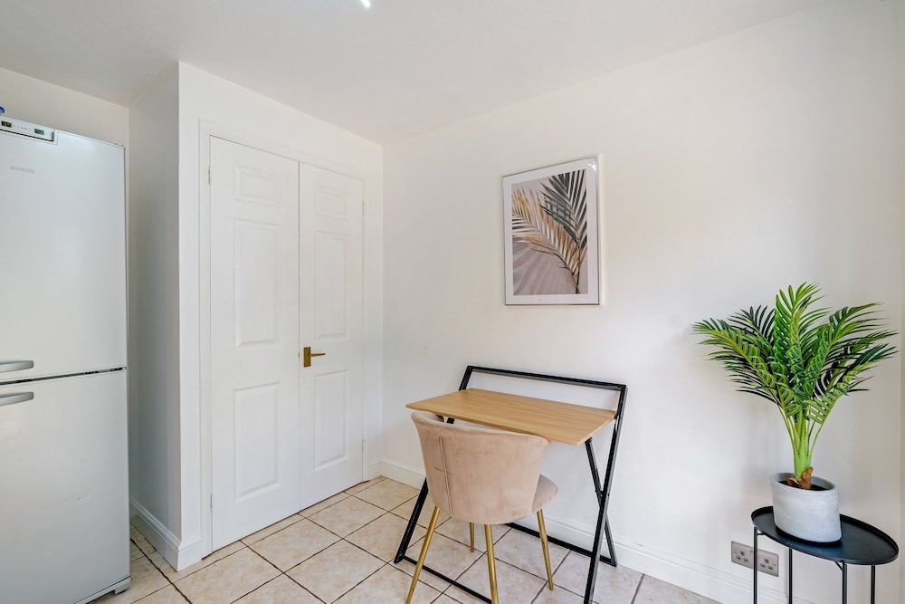 Sharp Close 4 Bedroom 2 Bath - Aylesbury