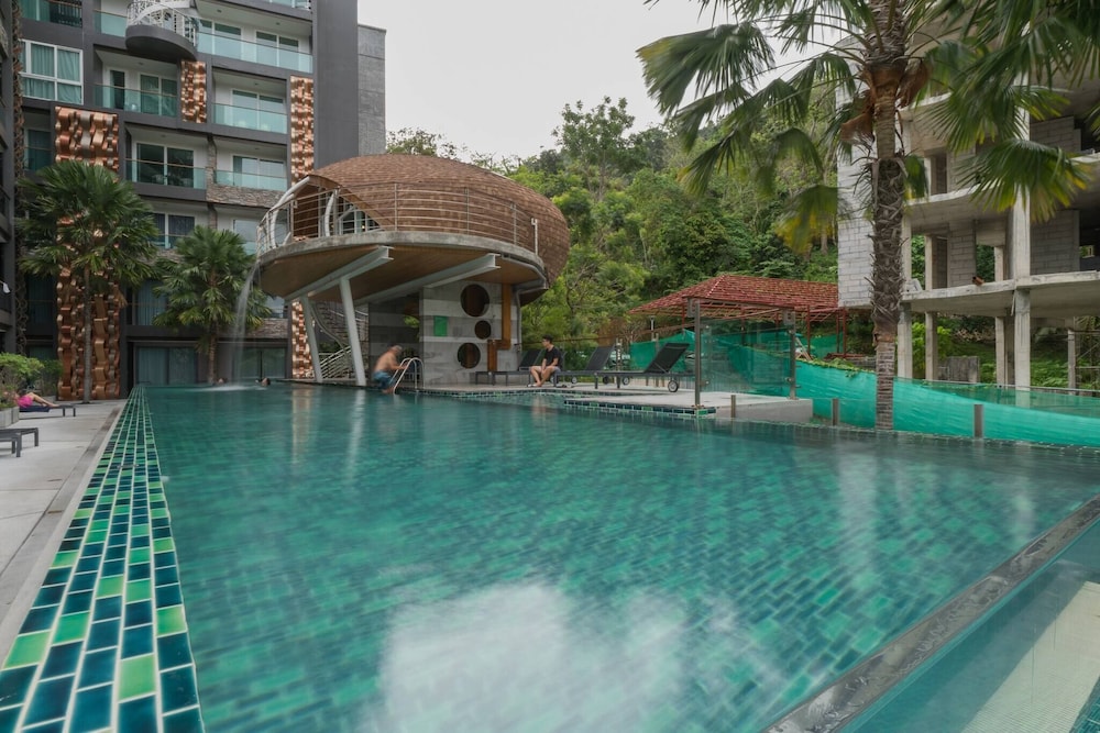 Emerald 211 - Studio With Balcony and Shared Pool