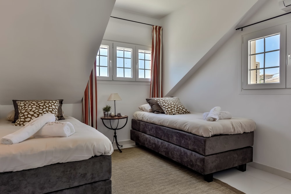 4bed Villa Sleeps 8- Pool, Garden, Bbq, Near Beach