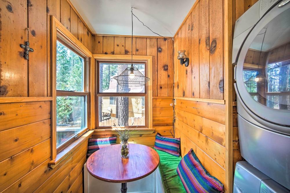 1 Mi to Bear Mountain: Cabin in Big Bear Lake view 3