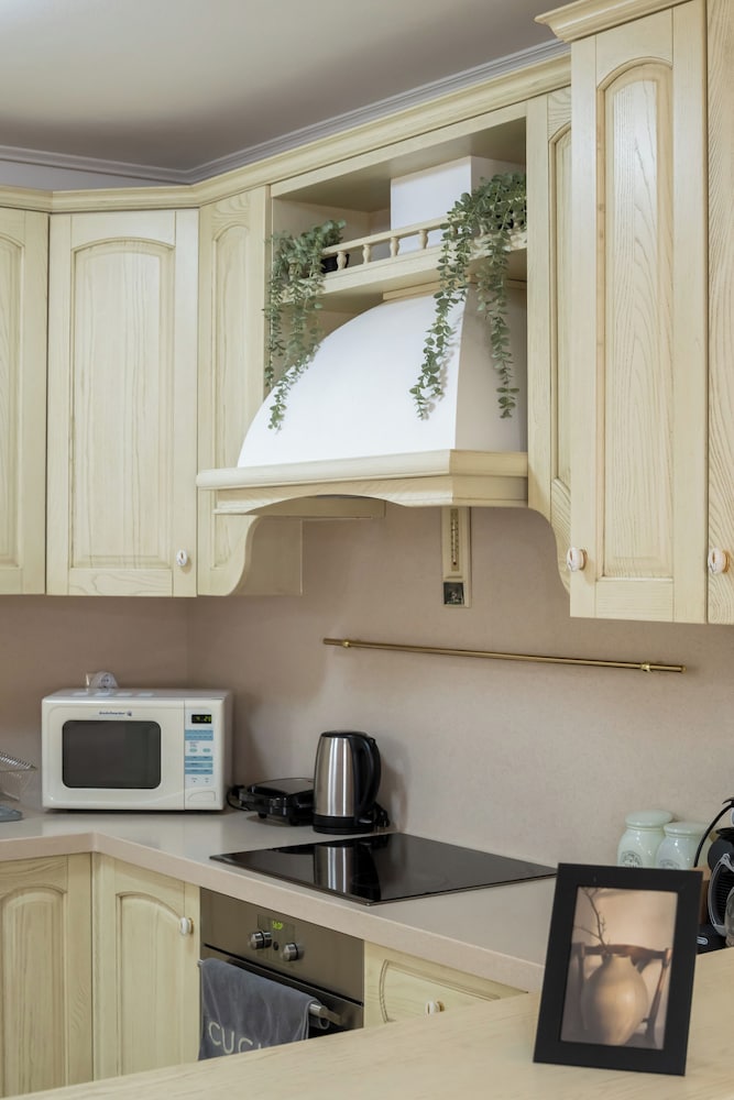2BR hot tub prvt parking near metro