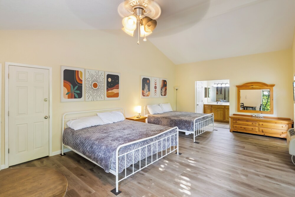 Studio Room w/ Pools, Private Deck -close to Water