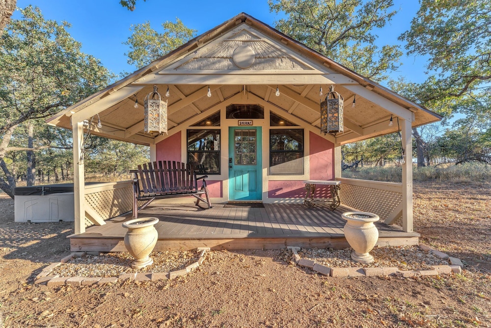 Tranquil Retreat W/hot-tub 10-mins to Downtown!