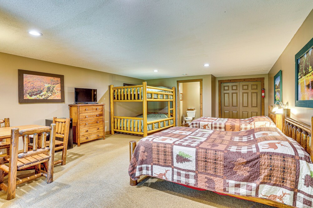 23 Mi to Mohican SP: Group-ready Lodge w/ Hot Tub