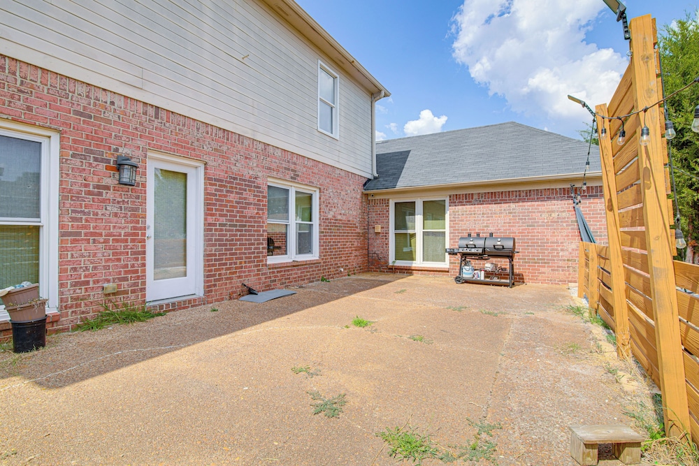Residential Cul-de-sac: Suburban Memphis Hideaway!