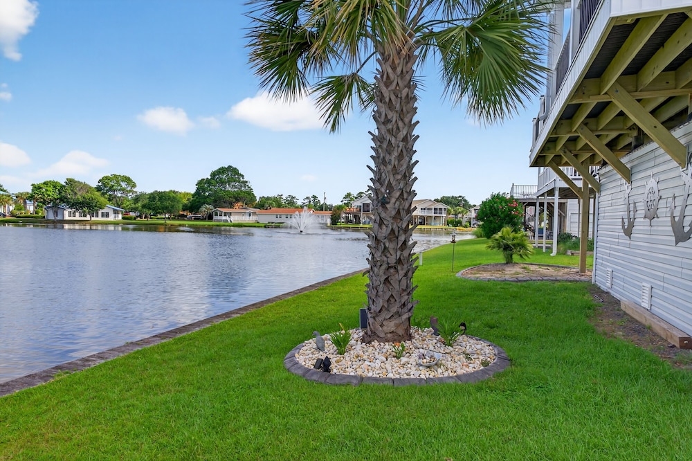 Coastal Retreat Steps From Private Beach 2 Bedroom Apts