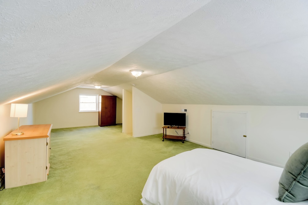 Walk to Ritter Park: Renovated Home Near Marshall!