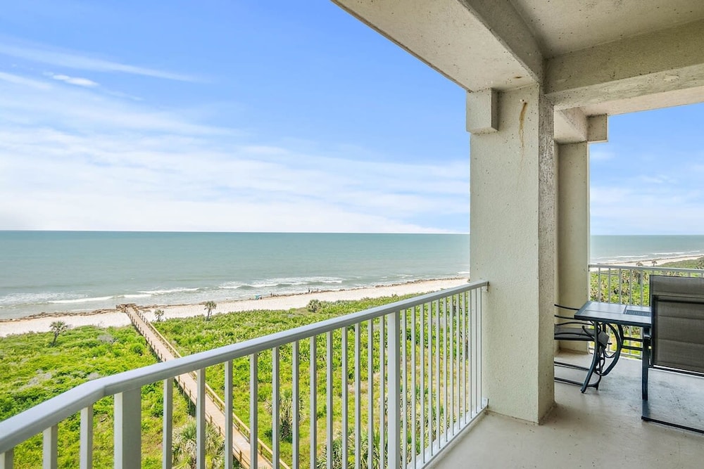 Oceanview Top-floor Penthouse in Surf Club Beach Pool Access