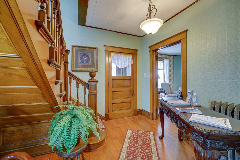 Dtwn Victorian Home - 1 Mi to Lake Michigan Beach! view 2