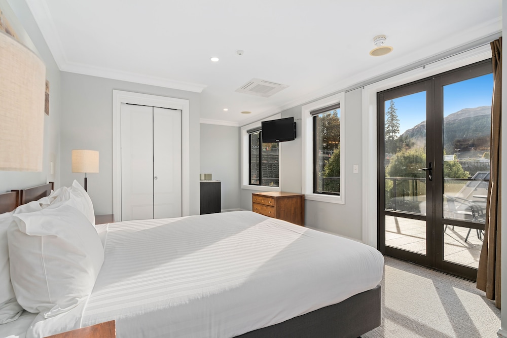 SPACIOUS UNIT WITH VIEWS AND BALCONY view 2