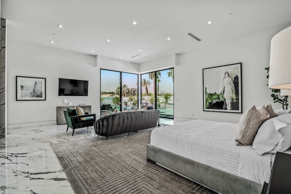 Sleeps 31 2 Luxury Villas w/ Pool + Spa, Putting Green Bravo by Avantstay