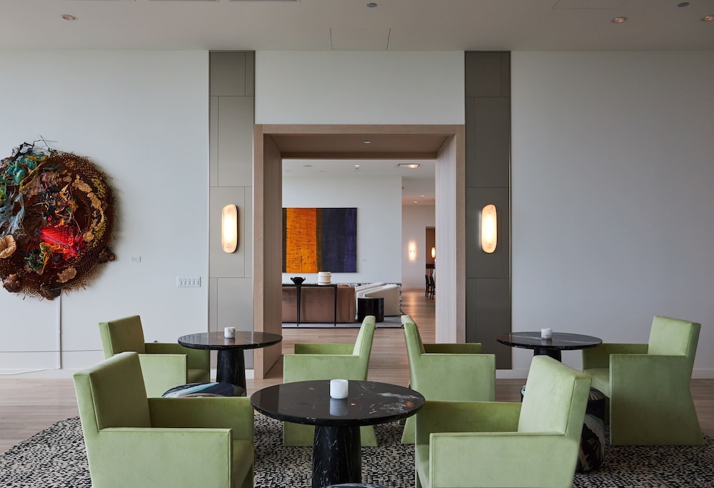 60 Fl Lake View Apt An Urban Oasis in the Sky