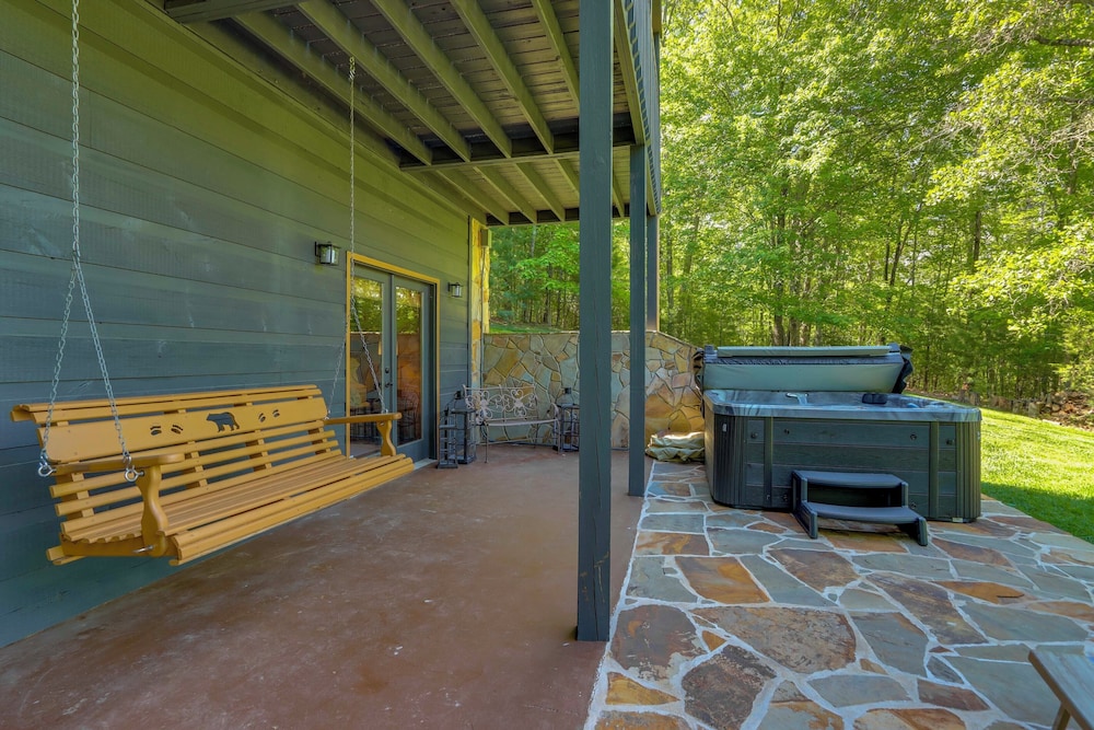 Family Friendly: Hot Tub Haven in Mineral Bluff!