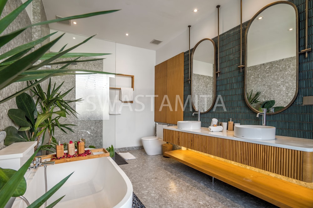 Luxury 5BR Villa, 200m to Brawah's Beach Bliss